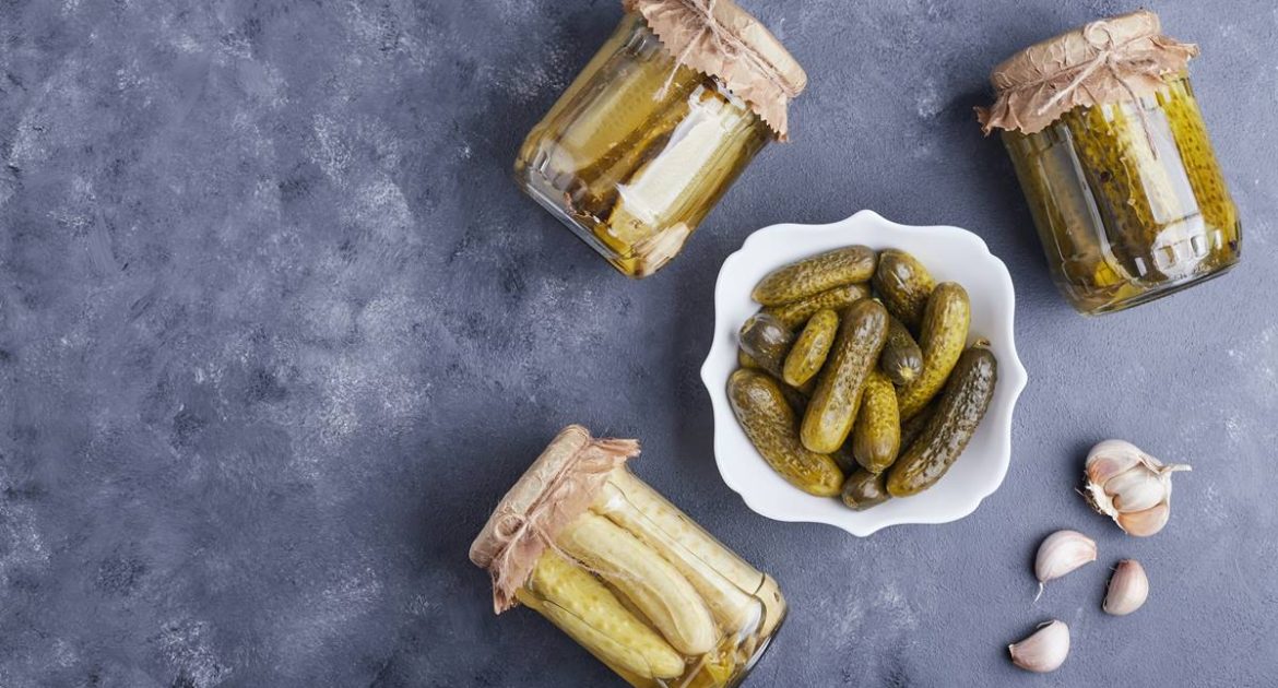 Marinuoti agurkai su medumi ir ciberžole